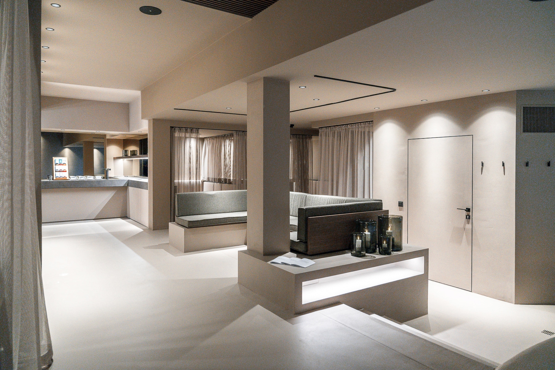 Spa Modernes Spa mit eleganter Beleuchtung und minimalistischen Designelementen.