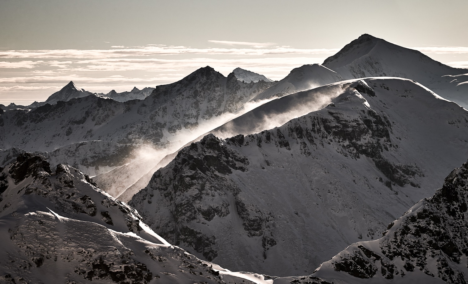 Landschaft_obertauern (25) Blick auf eine Landschaft in Obertauern mit verschneiten Bergspitzen
